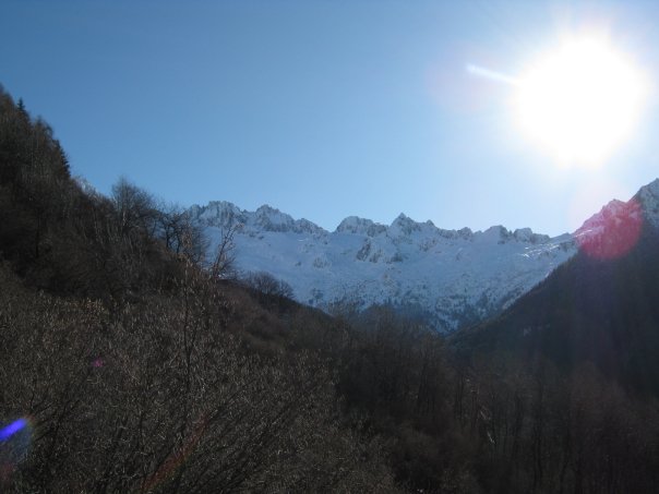 Lo sfondo dei crinali innevati