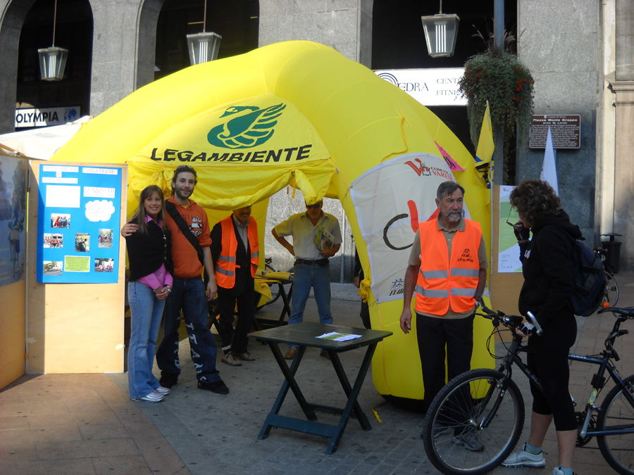 Il gazebo di Legambiente in piazza Monte Grappa